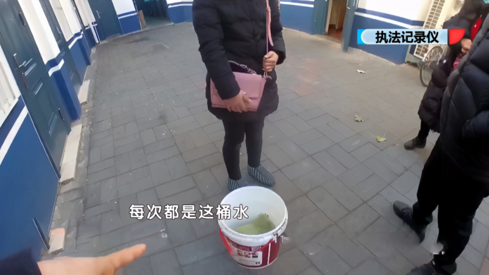 母女机场偷土特产